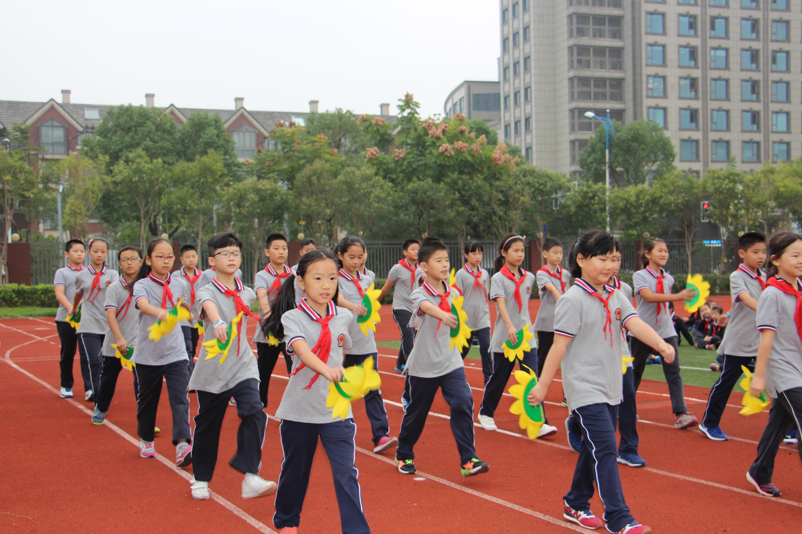 新华小记者走进上海市奉贤区南桥小学秋季运动会