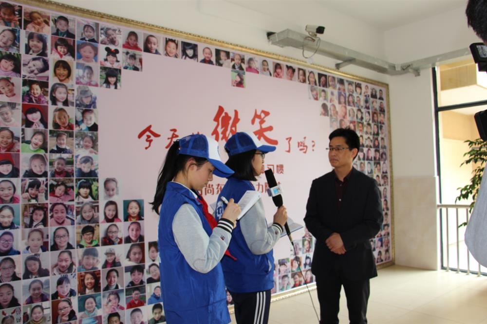 图为新华小记者采访松江区教育局局长陈小华.