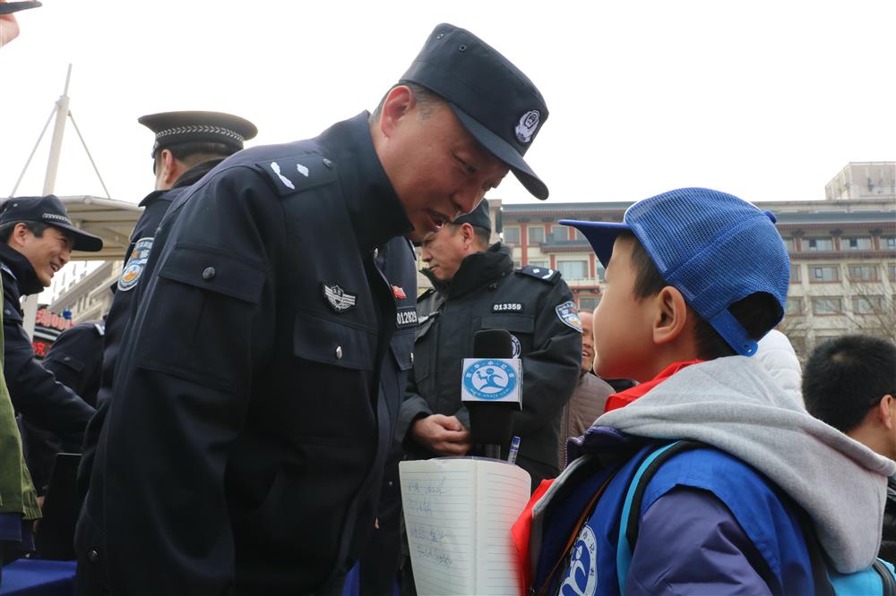 西安市公安局副局长赵亚平与新华小记者胡紫杋合影"特警警察向新华小